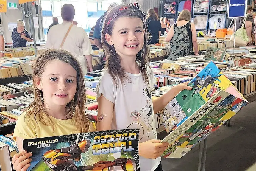 Evie and Ruby Molloy from Tivoli discovered some great books. 