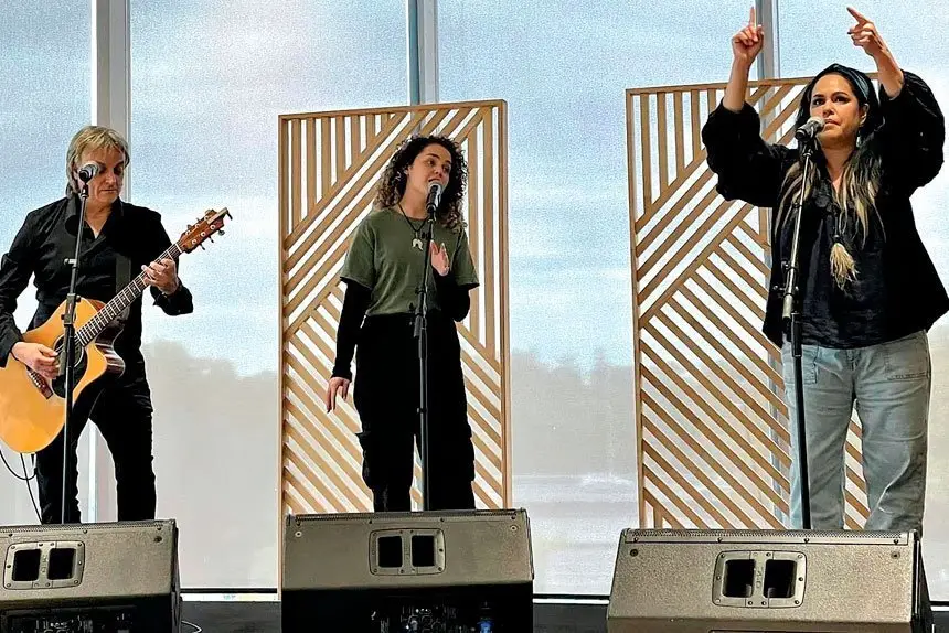 Christine Anu performing at the 2023 Creatives Summit. 