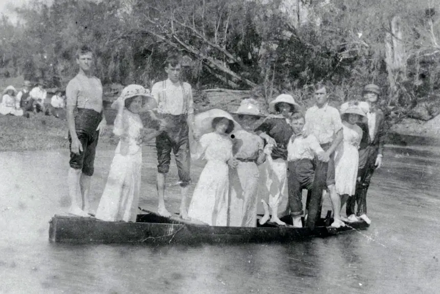 A day out at Colleges Crossing in 1915.