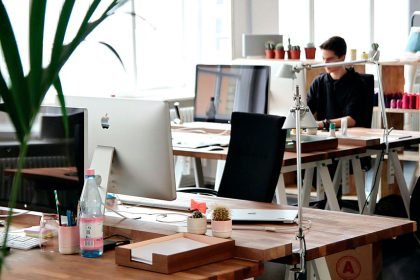 Proximity to clients and suppliers, as well as accessibility for employees, are paramount.