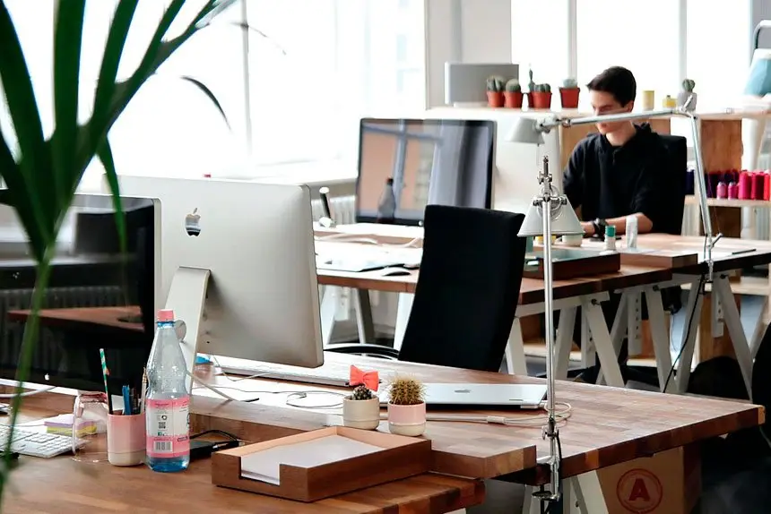 Proximity to clients and suppliers, as well as accessibility for employees, are paramount.