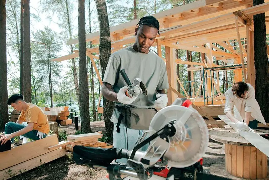 Under the Homes for Queenslanders plan, up to 2250 extra carpenters, bricklayers, plumbers, and electricians will undertake a free apprenticeship over the next two years.