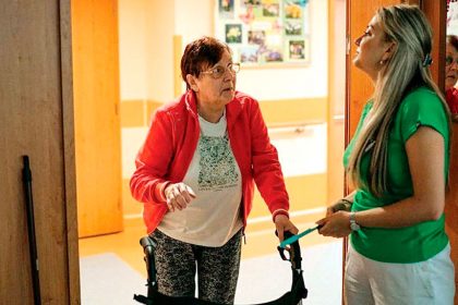 PLAN WELL: Analyse living together in a community.