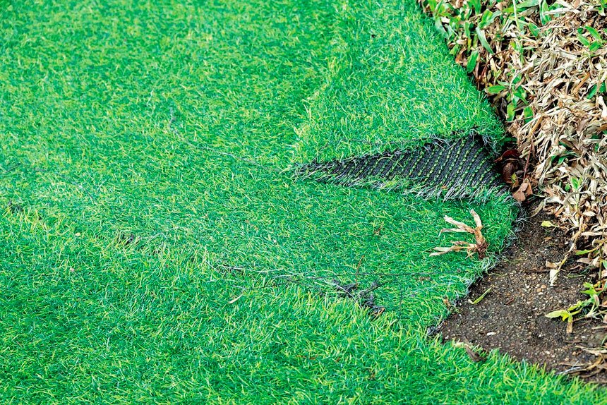 Artifical grass has many advantages over real grass, but also a number of disadvantages.