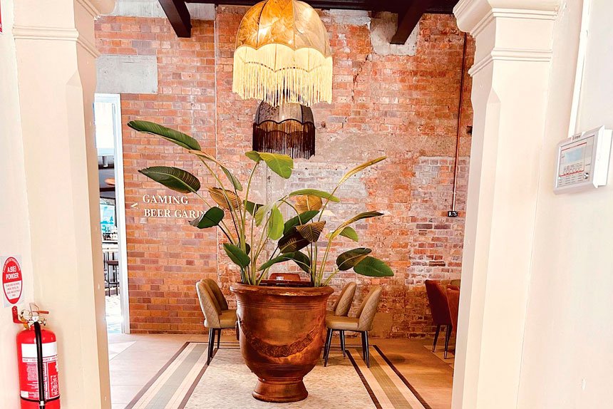 Old world charm, modern sophistication and a delicious menu define the Commonweath Hotel’s revitalised identity.