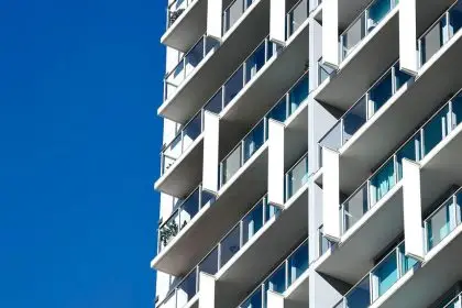 The Reserve Bank governor says the benefits of the interest rate cut will be felt unevenly. (Jono Searle/AAP PHOTOS)