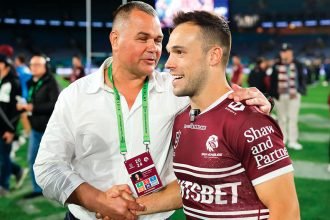 Manly coach Anthony Seibold with Luke Brooks. (AAP Image/Mark Evans)