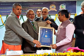 Professor Shahjahan Khan receives his award.