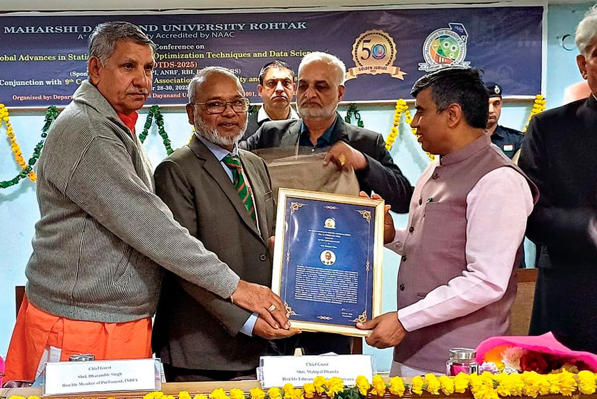 Professor Shahjahan Khan receives his award.