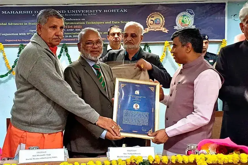 Professor Shahjahan Khan receives his award.