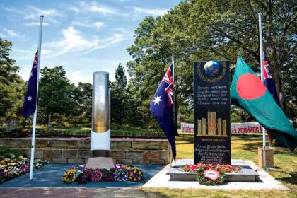 An AI-generated image of a mix of the two monuments.