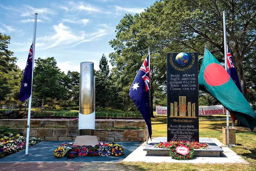 An AI-generated image of a mix of the two monuments.