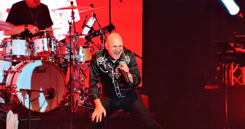 Simon Shapiro belts out a Farnham classic.