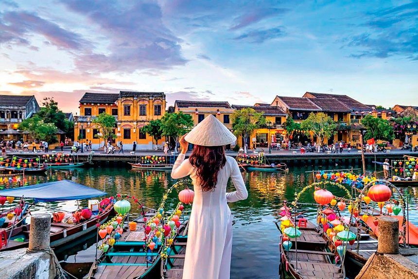 Helloworld Travel helps travellers tailor their holidays.