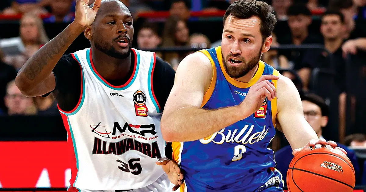 UNDER PRESSURE: The Bullets’ Mitch Norton attracts solid defence from the Hawks’ Milton Doyle. (PHOTO: NBL)
