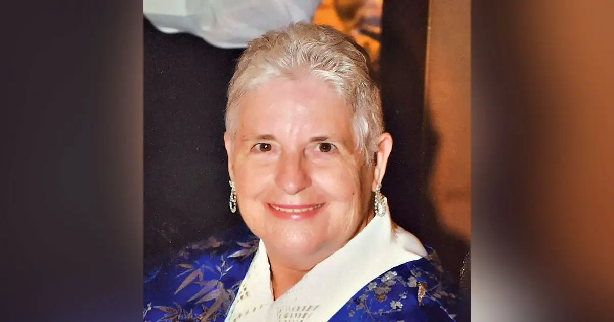 Artist of the Week Lynette Oliver.