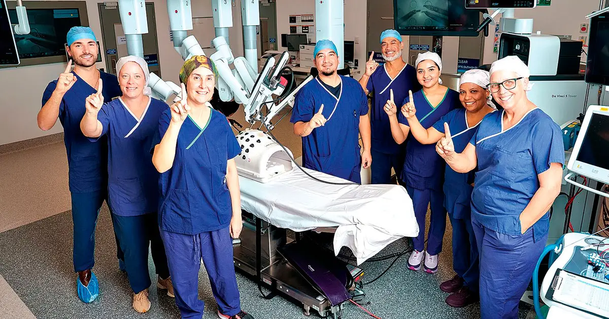 The Mater Hospital Springfield team with the da Vinci 5.